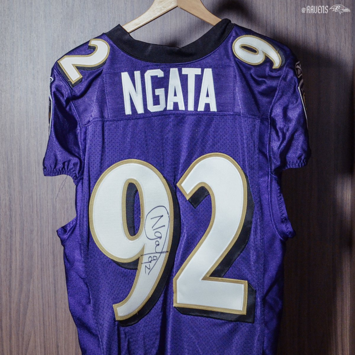 Ravens's tweet image. In honor of @Haloti_Ngata92 going into the Ring of Honor this week, we're giving away his autographed jersey!

RT to win!

🎟: baltimoreravens.com/tickets