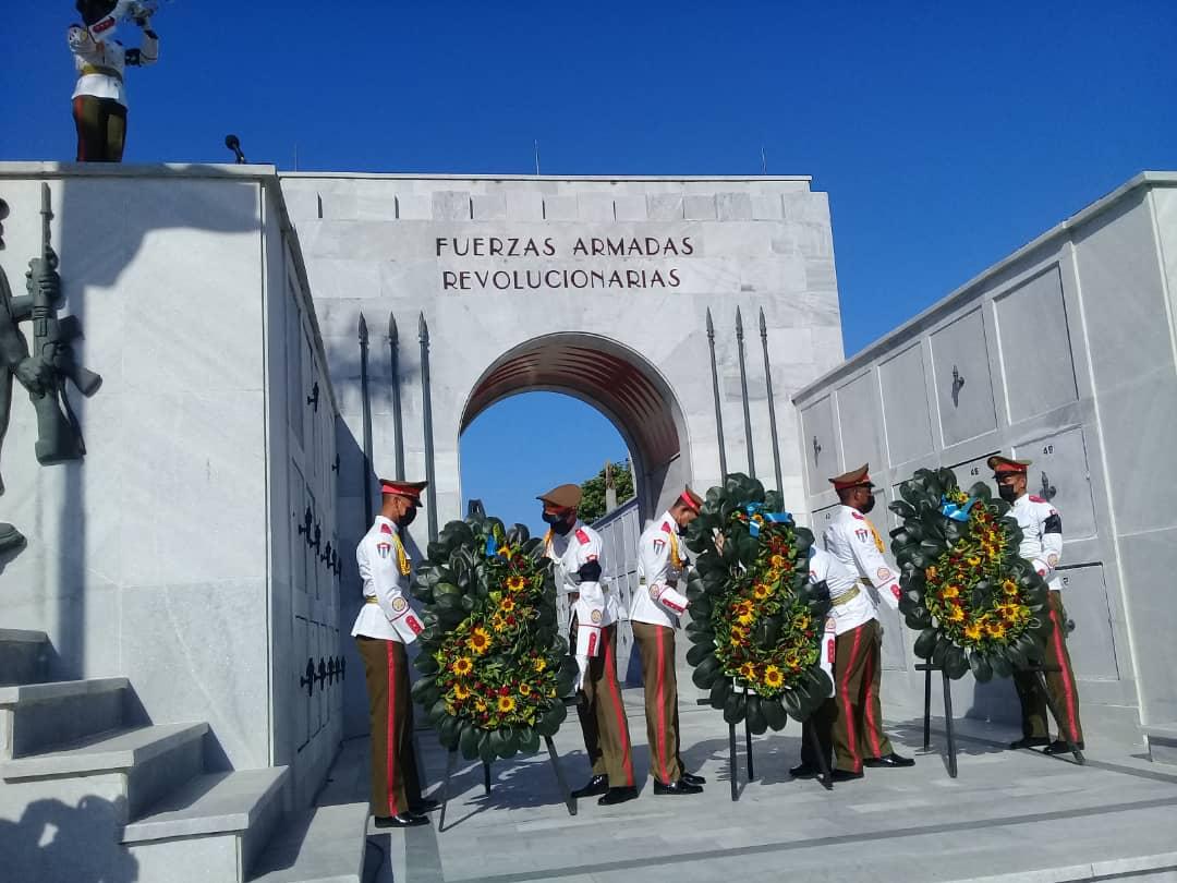 En la vida hay momentos tan duros y difíciles, que olvidarlos resulta casi imposible. 👇👇👇✔️Crimen de Barbados✈️
#TenemosMemoria #TerrorismoNuncaMas
#DefendiendoCuba🇨🇺

📸INSTANTÁNEAS DE UN MOMENTO INOLVIDABLE EN LA NECRÓPOLIS DE COLÓN... 👇👇👇👇👇👇