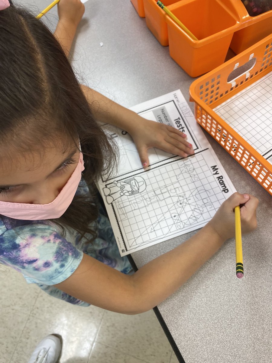 MrsK_STEAMLab's tweet photo. So proud of my K students today! They completed a scientific investigation and did their first technical drawings of the year!!!
#EESSTEAMLab @EES_Mustangs https://t.co/Zz3fcs8vQo