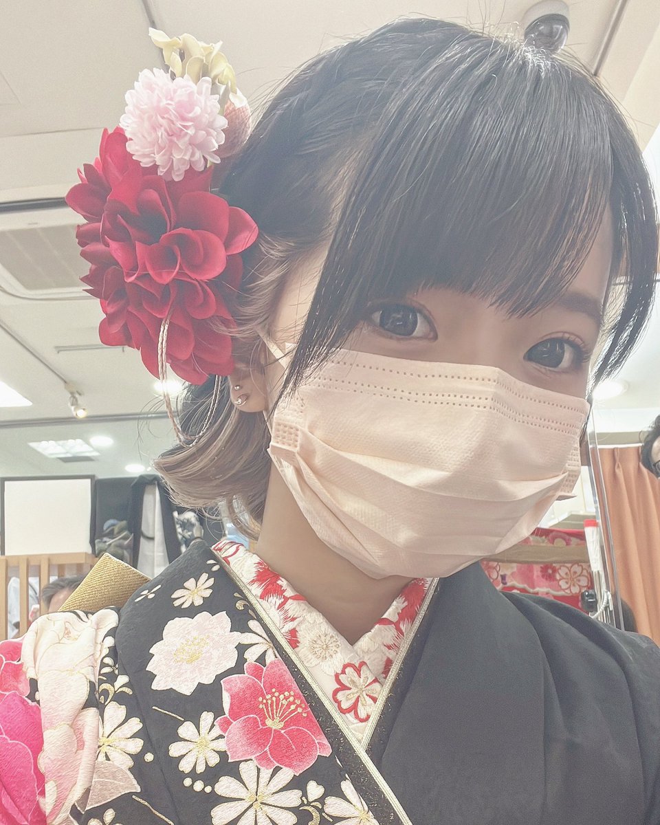iwkrria's tweet photo. 久しぶりの投稿

先日無事に振袖撮影してきましたぁ🥰
本当に綺麗な着物で可愛い髪型でメイクもしてもらって😳✨
凄い幸せな時間を過ごせました♪

来年の成人式出来たら良いなぁ…💭🥺

（凄く苦しかったがそこは内緒。🤫）

#振り袖撮影 
#20歳 
#黒の着物 
#インナーカラー 
#いいね 
#リツイート https://t.co/Mv8kaC1B9D