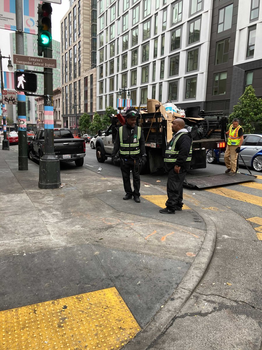 UrbanAlchemyUA's tweet photo. Getting started first thing in the morning on Jones and Golden Gate Street.
#CommunityandService https://t.co/f4FLDLLO9E