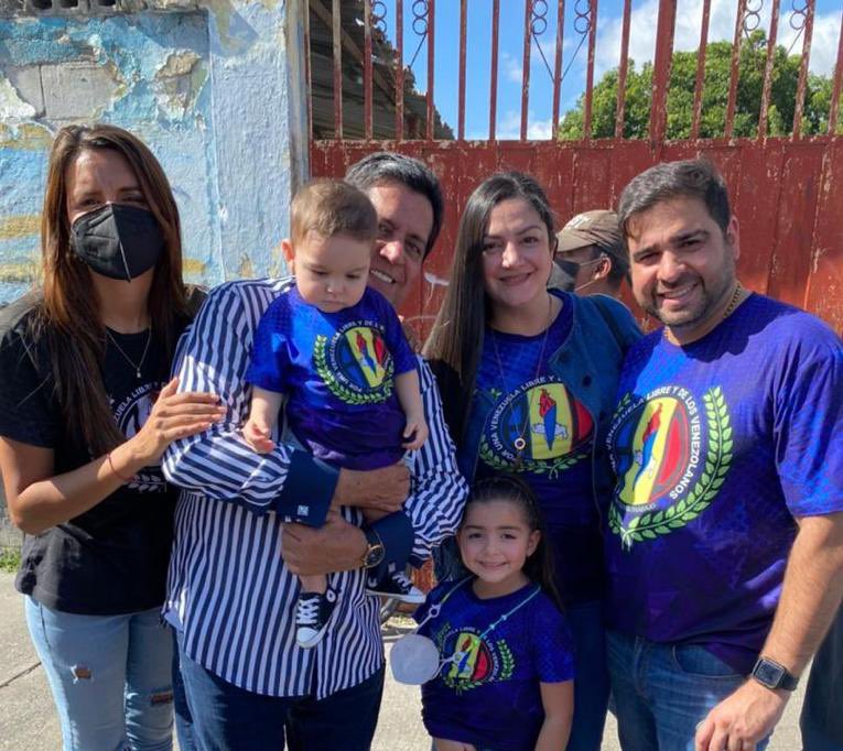 edgarzambranoad's tweet photo. #6Oct | Mantener con tenacidad y coraje, unidad político partidista en familia, arraigado en valores supremos de la democracia donde se educaron, me llena de orgullo. Hijas, nietos, yerno y esposa, con lágrimas escondidas entendí que vale la pena seguir adelante por la patria. https://t.co/T1Gsv92mUV
