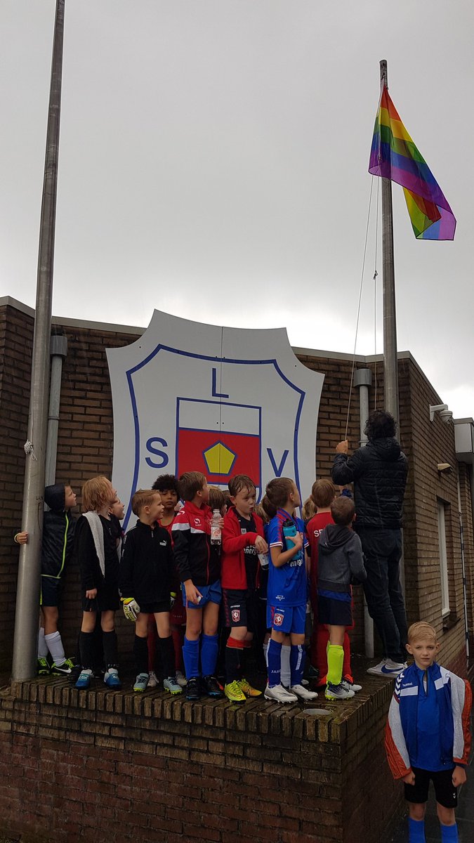 LSVLONNEKER's tweet photo. Bij LSV is iedereen welkom. Ook bij onze club hangt daarom deze week de regenboogvlag. Mooie actie van de Federatie Enschedese Voetbalverenigingen #FEV #KNVB.  Van 5 t/m 11 oktober staat Enschede in het teken van de Regenboogdagen: "Twente houdt van jou". https://t.co/etGqE11JNO