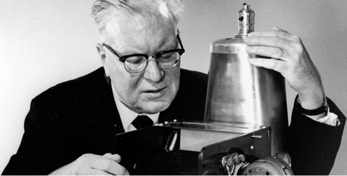 cschool_pro's tweet image. Oct 06, 1942: Chester Carlson got a patent for electrophotographic aka photocopying aka Xerox. #TodayInTechHistory #today (PC: xerox.com)