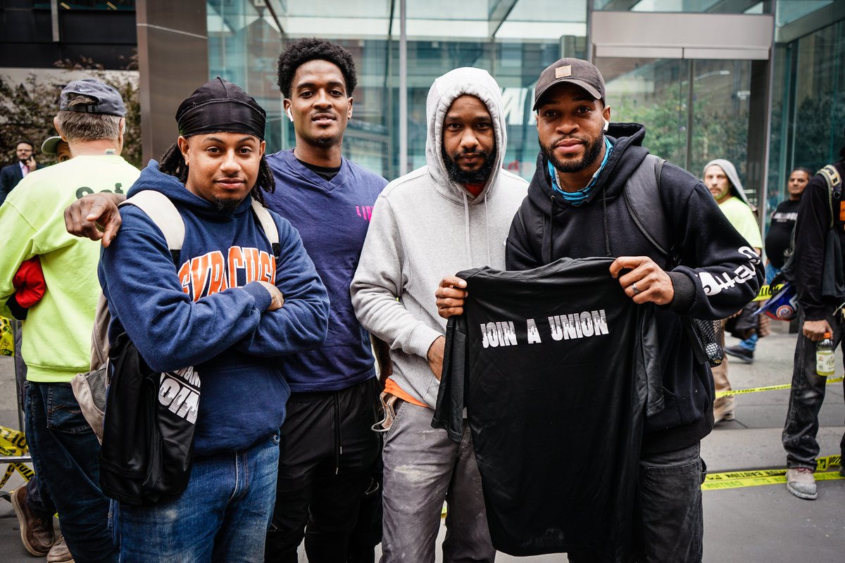NYSLOF's tweet photo. #ICYMI, 100+ NYC union & non-union construction workers rallied at @Allianz HQ!
Our demand: Stop funding exploitation and profiting off low wages.
We stand in solidarity with Terminal Warehouse Workers! ✊
#TeamAllianz #WageTheft #Bad4NYC #globalhealthweek #impactinvesting #ALZDE https://t.co/QPxgNCC8O0