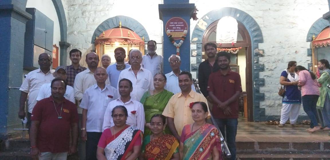 yuva_brigade's tweet photo. #RellowPlaques
#YuvaBrigade
Yuva Brigade volunteers inserted Rellow Plaque at 'Saraswathi Vaachanalaya', 100+ years old building, where Veer Savarkar and Bal Gangadhar Tilak visited during their prime time of freedom movement located in Belagavi City. https://t.co/uHdtygFrvG