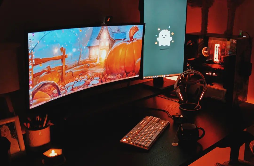 LogitechG's tweet photo. 👻 Add some spook in your setup with LIGHTSYNC RBG! 

What's your favorite horror game? 📸 euphorially (IG) https://t.co/vi7FJnpqpE
