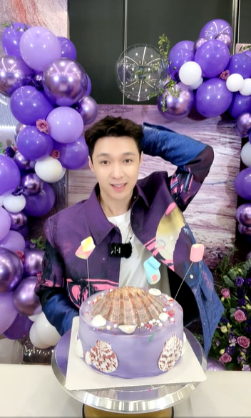 micah_sue33's tweet photo. Happiest Birthday Yixing!
Hope you're always happy and healthy 💜
#AllRounderLAYDay
#LayTrueFire
#HappyLayDay 
@layzhang https://t.co/tnp0RX5yfL