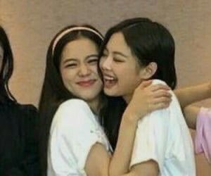 hourlyjns's tweet photo. them laughing together is something really personal to me
#JENSOO #제니 #지수 @BLACKPINK https://t.co/kNy1mrW8oQ