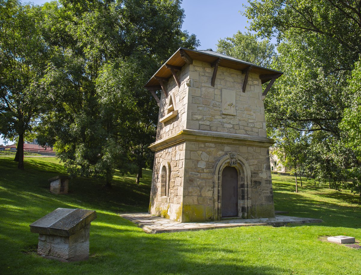 visitalogrono's tweet photo. El #ParquedelEbro, ubicado junto al Casco Antiguo de #Logroño, esconde un secreto muy hermoso entre sus árboles... ¡Un palomar! 🕊
Si todavía no lo has visto, búscalo en tu próximo paseo por el parque 🌲
#VisitLogroño #CiudadVerde https://t.co/tYPqYDJa7p
