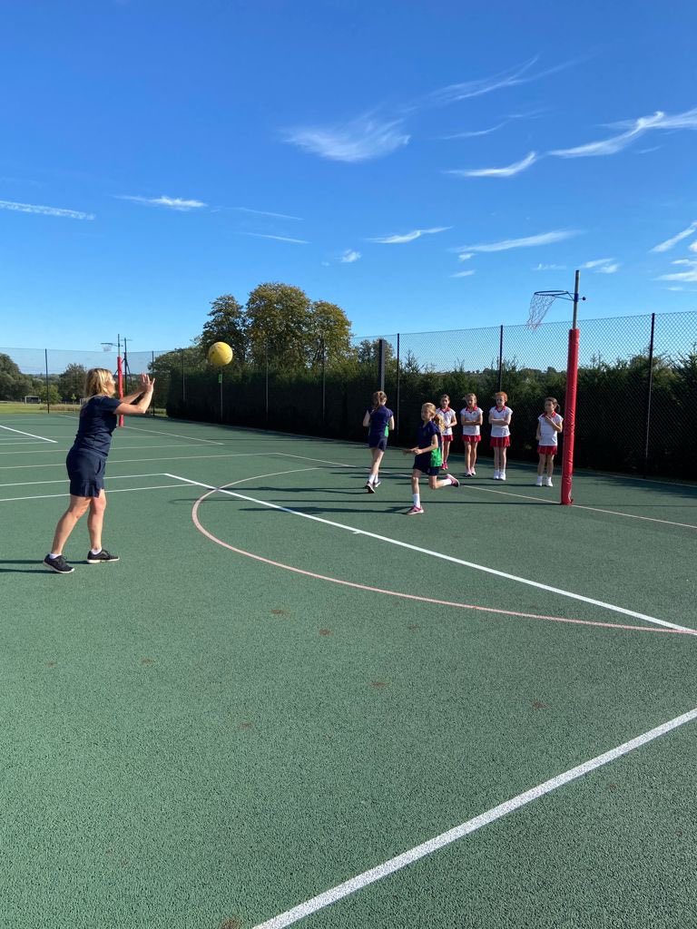 ThorngroveSport's tweet image. What a glorious afternoon for netball training and football matches at @PrincesMeadSch we all thoroughly enjoyed ourselves ⚽️ #TrainingDay #NetballGoals #Football #PickYourPath