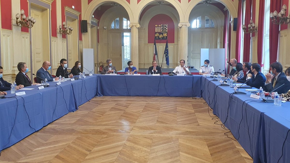 mairiedu16's tweet photo. Le Maire @fszpiner a reçu les membres du Conseil de Quartier #AuteuilSud pour échanger sur les problèmes de sécurité #PortedeStCloud en présence du Commissaire central @PoliceNationale, des représentants du Parquet, des responsables de la future Police Municipale et du @GpisGie https://t.co/7ne1EkkoJJ