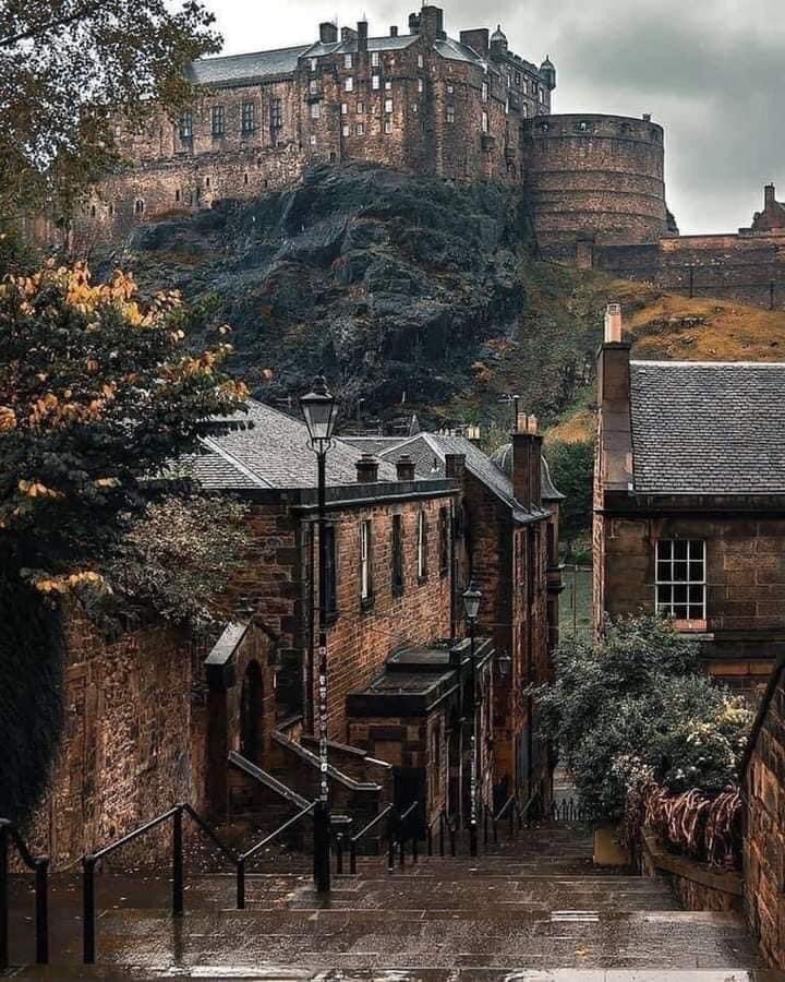 TheHPfacts's tweet photo. Edinburgh, Scotland is like a real life Harry Potter World ⚡️ https://t.co/BF7ygCFT5d