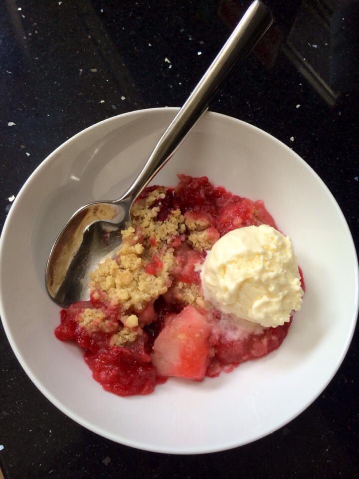 1scrummymummy's tweet photo. My 85 year old next door neighbour lives alone. We have a deal. I get the apples🍏 from his big tree 🌳 in his garden. He gets enough fruit crumbles and turnovers to last in his freezer through winter and I make him chutney too… blackberry and apple crumble tonight ❤️ https://t.co/00DstcFJpv