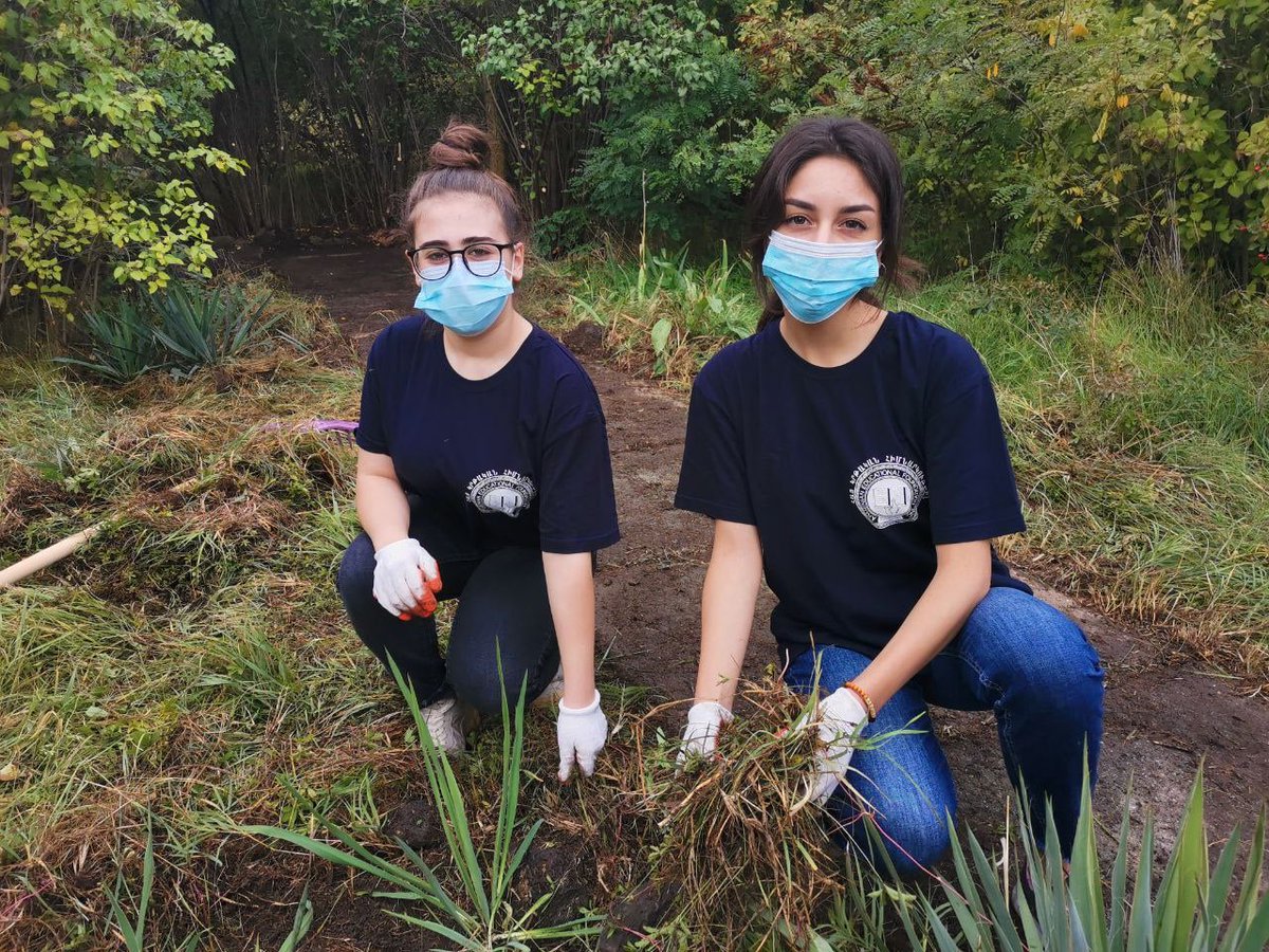 AEF1950's tweet photo. AEF requires scholarship recipients to complete 120 hours of community service each year. 
🎖️This year, the volunteers took time to clean and improve a part of the Yerevan Botanical Garden park!

#AEF #ArmenianEducationalFoundation #Volunteers https://t.co/Qk49V8RgOA