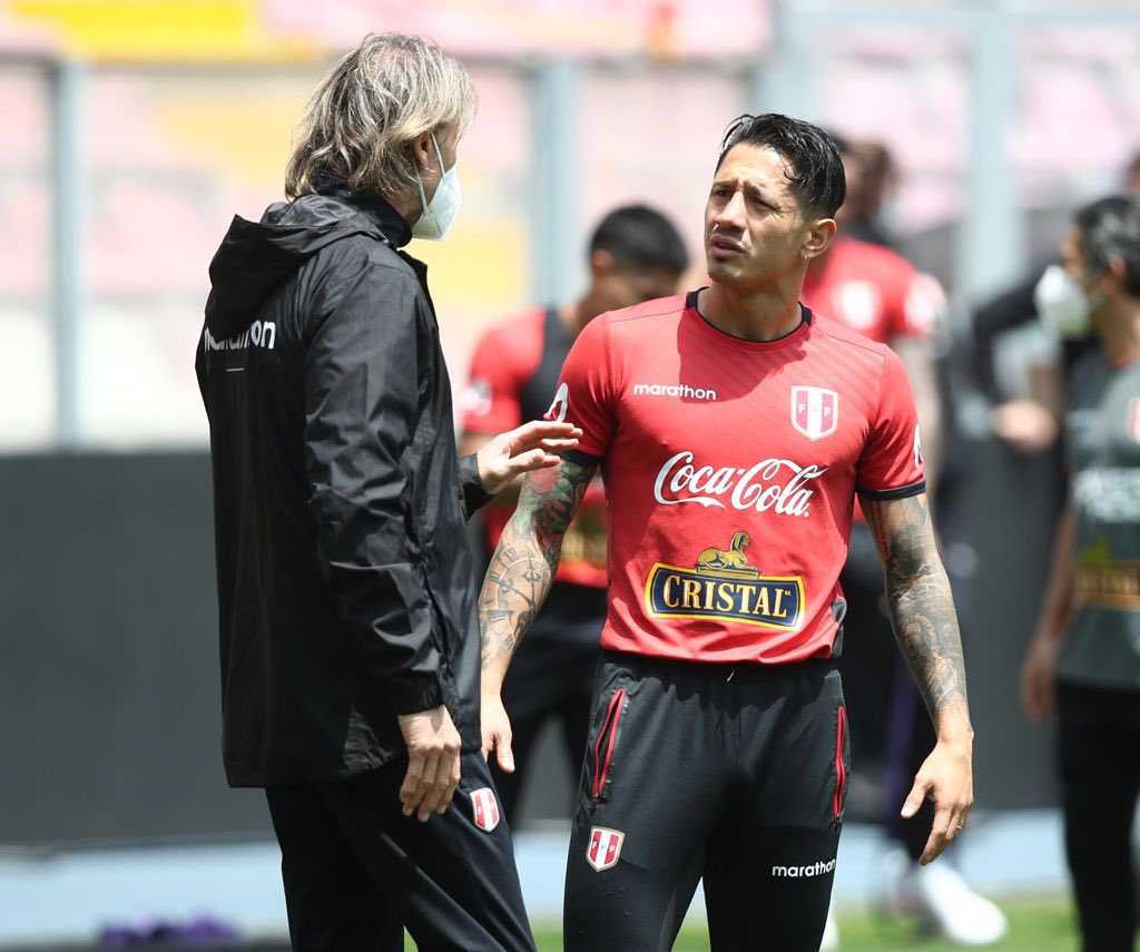migueelmarca's tweet photo. Gianluca Lapadula 🇵🇪

Se bajó a Vizcarra ✅
Se bajó a Merino ✅
Se bajó a Bellido ✅

Bájate el dólar, por favor 🙏🏻💰 https://t.co/dnNVbwpKNr