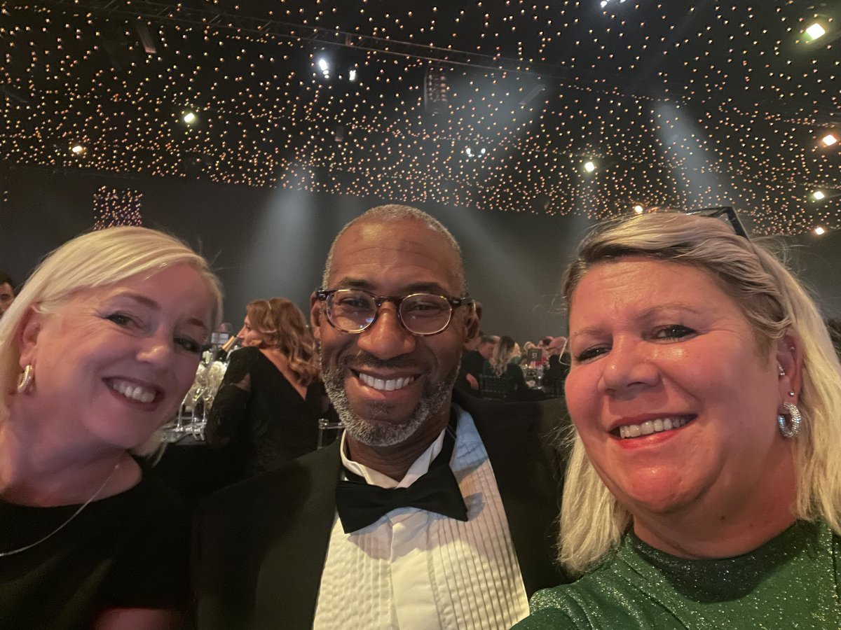 SasTaylorJones's tweet photo. @Hermesparcels great to be at these awards with my colleagues but more importantly our superstar courier Tim who went viral 17m+ as his customer’s daughter learnt sign language to converse with him. We’re all hoping you get a win …great night !#RWAwards21 https://t.co/Iyj9oJobBD