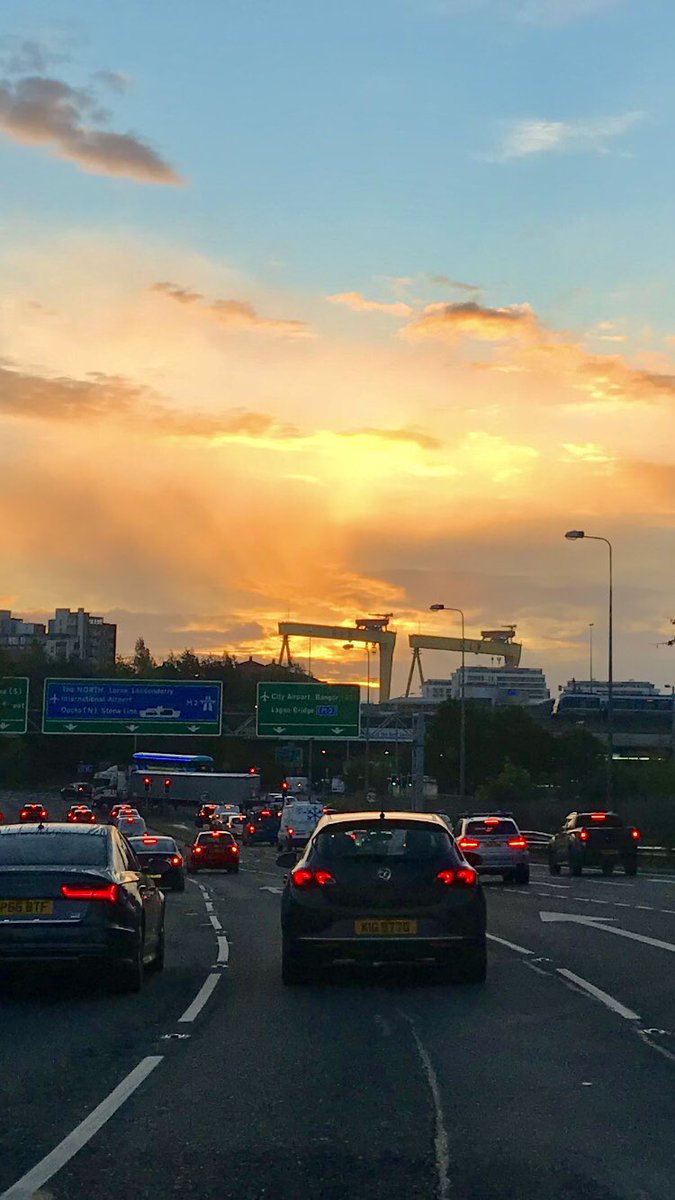 sceitinn133's tweet photo. Gorgeous morning skies this week. Spéartha galánta maidine an tseachtain seo. #autumntowinter @barrabest @WeatherCee 🌗 🌅 https://t.co/i47c4qlAAn