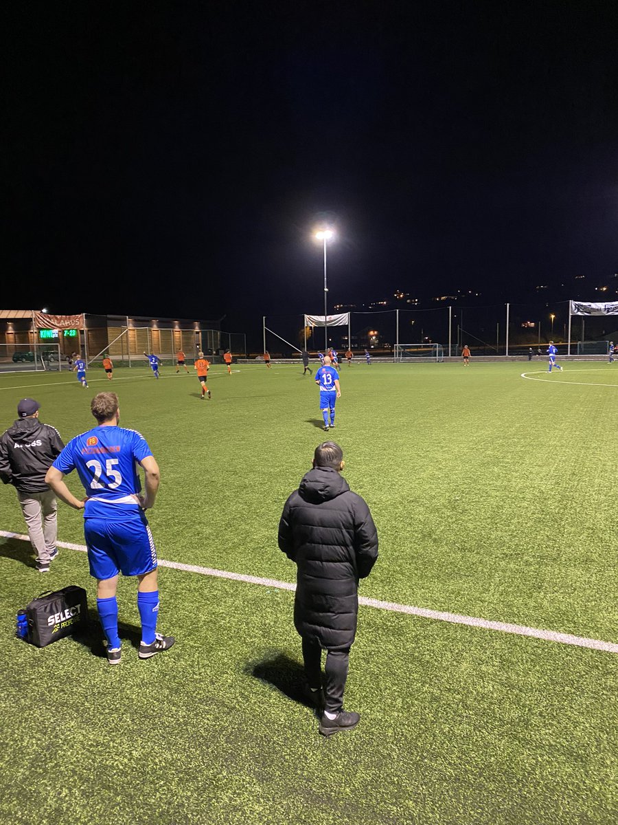 Nome-Åfoss i 6. divisjon. 1-1.
Kramper, straffe etter kvelertak, keepertabber, andreballjakker, dommerhån, strekkskader og voldsom krangling mellom trenere. Breddefotballen er faen meg vakker.