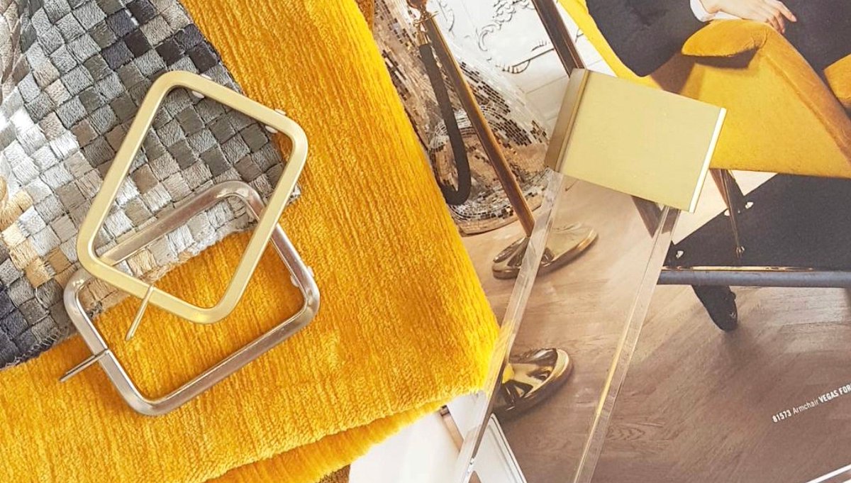 brimarinc's tweet photo. Square acrylic rods with metal accents in a choice of 5 finishes. 

Hardware: Cube Collection @brimarinc
Fabrics: @threadcountinc
#draperyhardware #textiles #acrylicrods #designinspo #interiors #windowtreatments #velvet #curtainrod #fabric #curtains #interiordesign #draperyrod https://t.co/fovo96lG3c