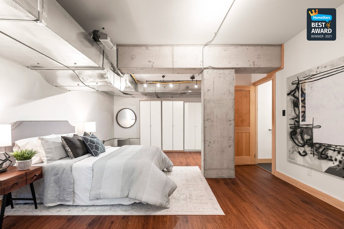 alphaonestaging's tweet photo. Exposing structural elements, like duct work and concrete, gives this space a modern industrial look.
Sold β π : 2B Croydon Rd. Eight days on the market, 96% of list price.
#WednesdayWisdom #homestaging #homedecor #interiordesign #interiorstaging #BedroomIdeas #BedroomStaging https://t.co/3khF60inpJ