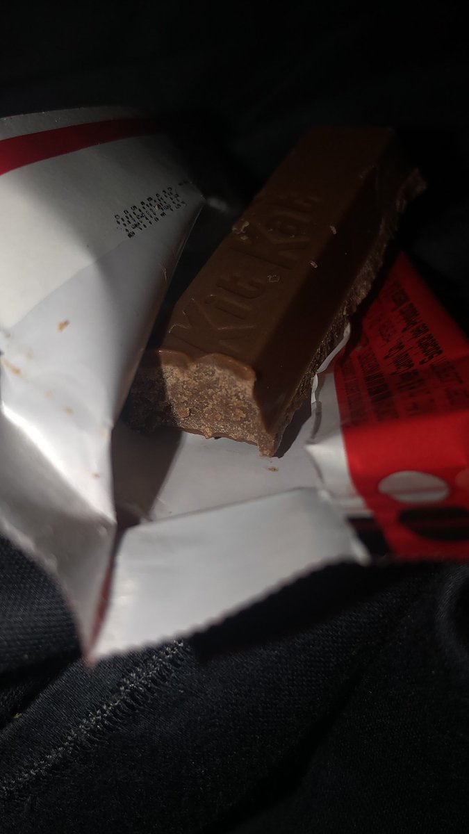 uncomfyaubs's tweet photo. @KitKat_US no wafer?? But why 😢😢 https://t.co/UDr1tMno0K
