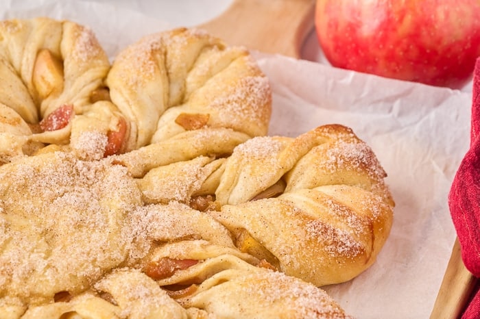 aclassictwist's tweet photo. What is the coziest meal you can think of for fall?
Try this Apple Cinnamon Star Bread coated with cinnamon sugar and bursting with sweet caramelized apples.
Recipe- https://t.co/Orvhv99EU0
#cinnamon #apple #starbread #aclassictwist #foodie #blog #fallfoods #breadrecipes https://t.co/Y1Eqi7FxFi