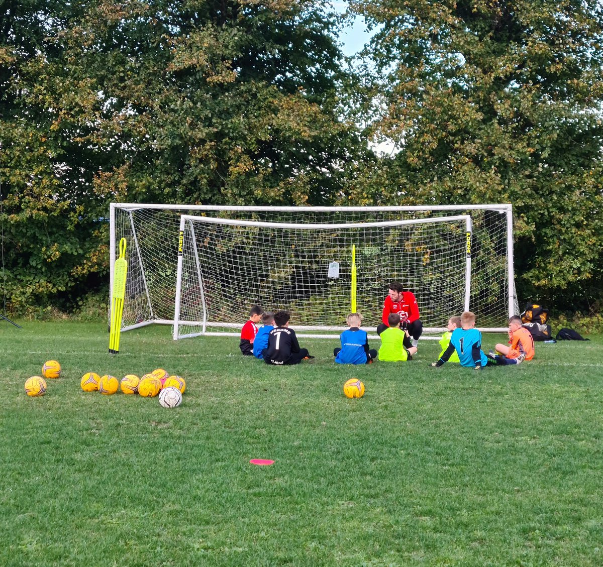DICKO25BFC's tweet photo. Great Goalkeeper session at @AC1GKcoaching. Great set of young keepers https://t.co/vFn1OQ7l5y