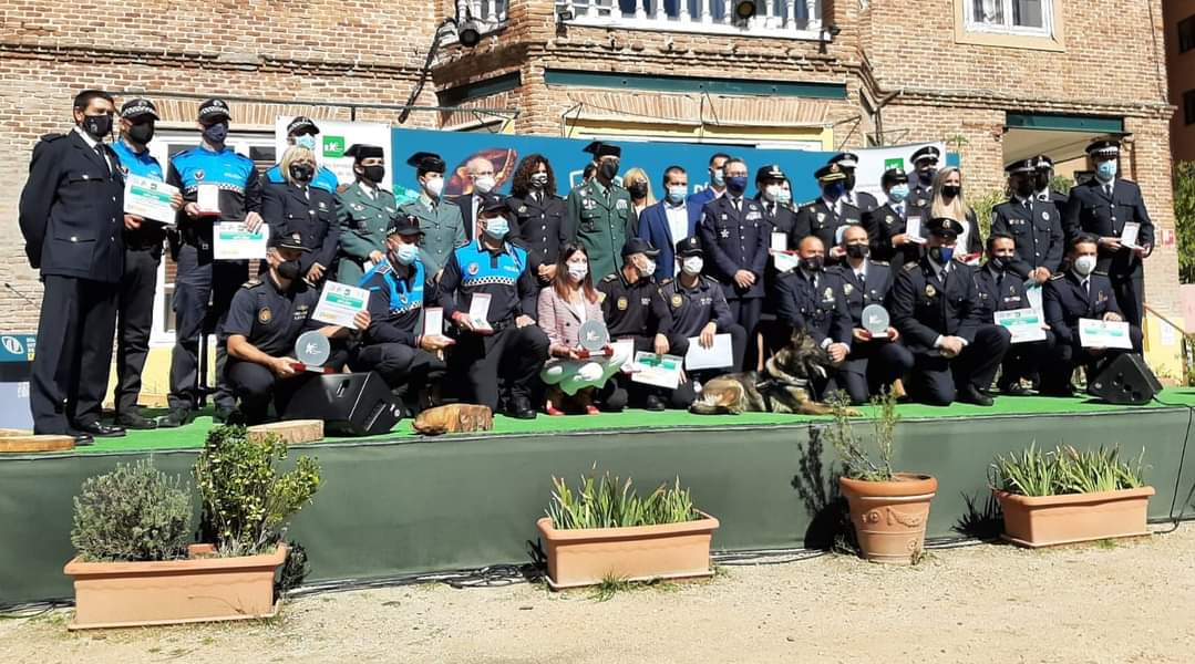 shaila_vg's tweet photo. 🐾 Después de mucho tiempo, he (hemos @SECrim_) tenido evento.
➡️ @MSocialGob @AnimalesGob presentaban la #LeyProtecciónAnimal y desde @REPAnimal entregábamos los IV Galardones policiales por la #ProtecciónAnimal ¡¡Felidades!! ❤️👮🏻‍♂️👮🏻‍♀️.
¡Una alegría volveros a ver @REPAnimal! https://t.co/Yeqidutd4A