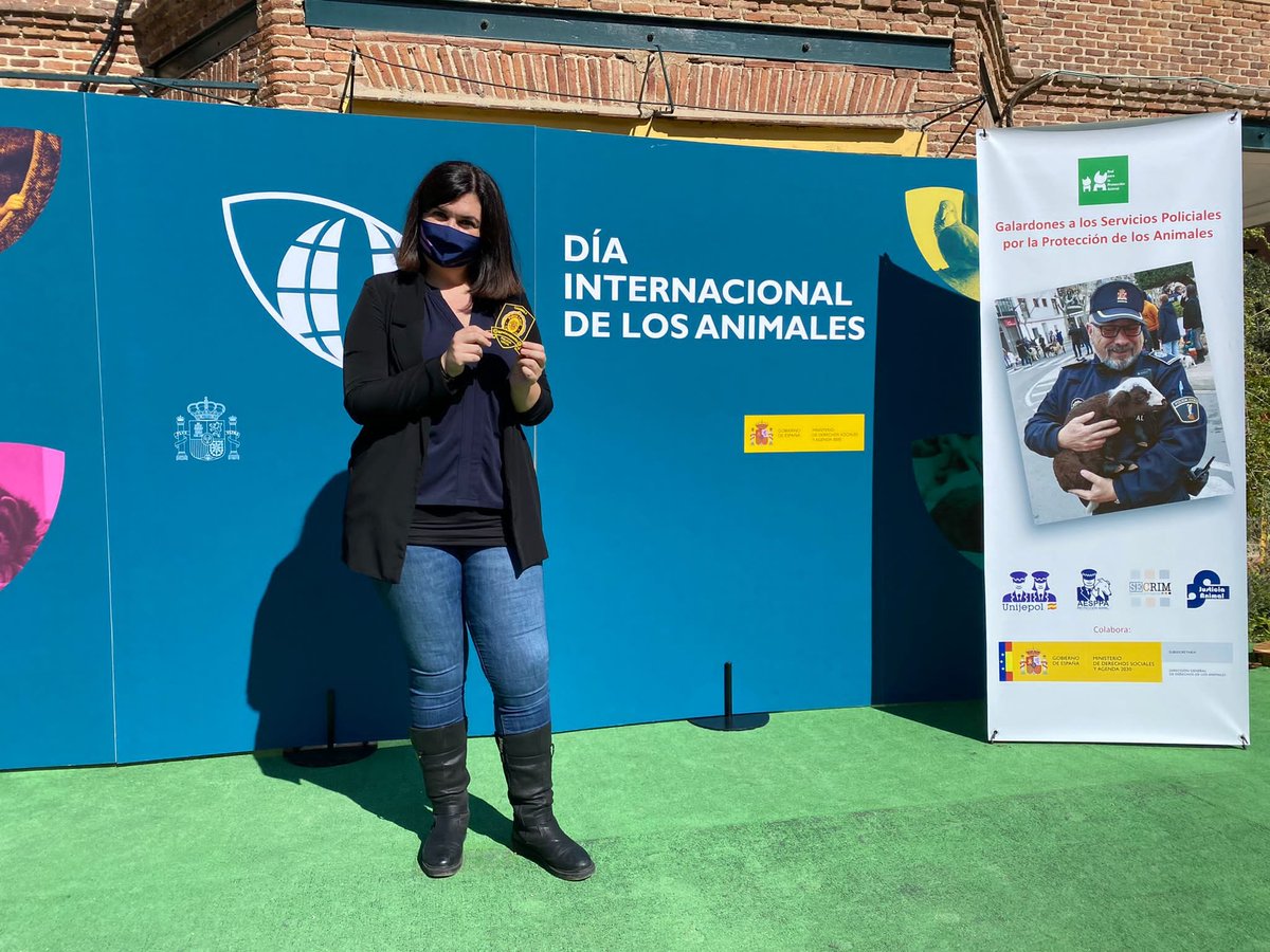 🐾 Después de mucho tiempo, he (hemos <a href="/SECrim_/">SECrim</a>) tenido evento.
➡️ <a href="/MSocialGob/">Ministerio de Derechos Sociales, Consumo y A2030</a> <a href="/AnimalesGob/">D. G. Derechos Animales</a> presentaban la #LeyProtecciónAnimal y desde <a href="/REPAnimal/">REPA-Red para la Protección Animal</a> entregábamos los IV Galardones policiales por la #ProtecciónAnimal ¡¡Felidades!! ❤️👮🏻‍♂️👮🏻‍♀️.
¡Una alegría volveros a ver <a href="/REPAnimal/">REPA-Red para la Protección Animal</a>!