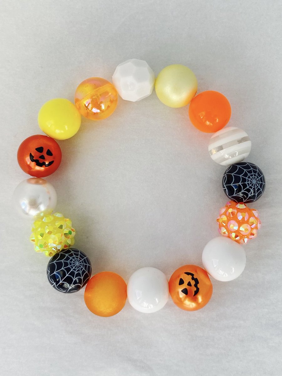 DesignVisionz's tweet photo. 👻BOO bracelets👻
handmade Halloween bracelets that can fit all!! I love the bead pattern of this bracelet. For more info check it out at: https://t.co/iZztwMImtU
#halloweenjewelry #fallbracelet #beadedbracelet #bracelets #halloween #SmallBusiness #fall https://t.co/Fi7FqC1GC3