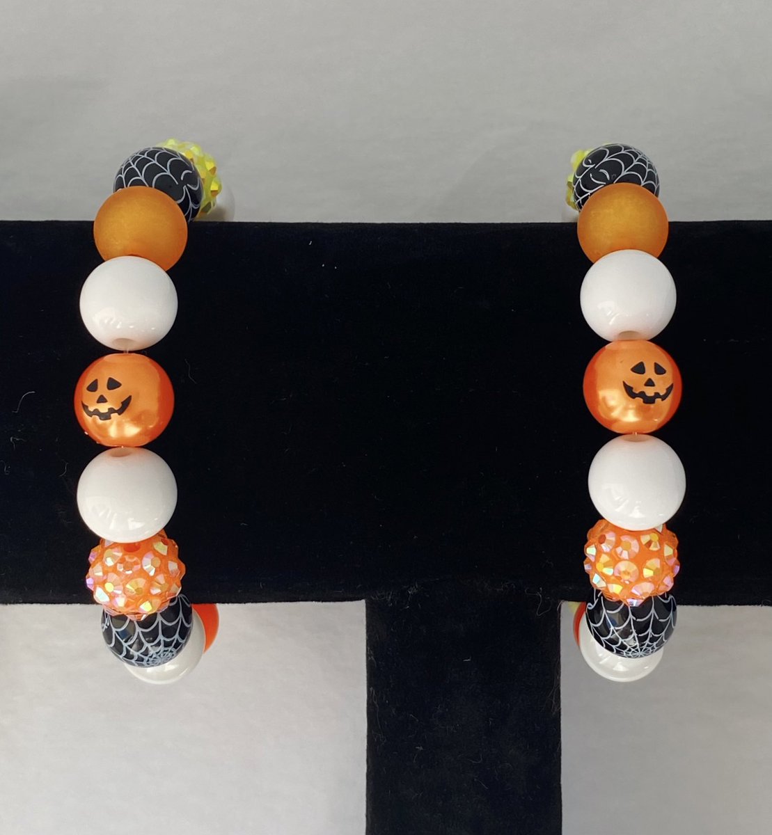 DesignVisionz's tweet photo. 👻BOO bracelets👻
handmade Halloween bracelets that can fit all!! I love the bead pattern of this bracelet. For more info check it out at: https://t.co/iZztwMImtU
#halloweenjewelry #fallbracelet #beadedbracelet #bracelets #halloween #SmallBusiness #fall https://t.co/Fi7FqC1GC3