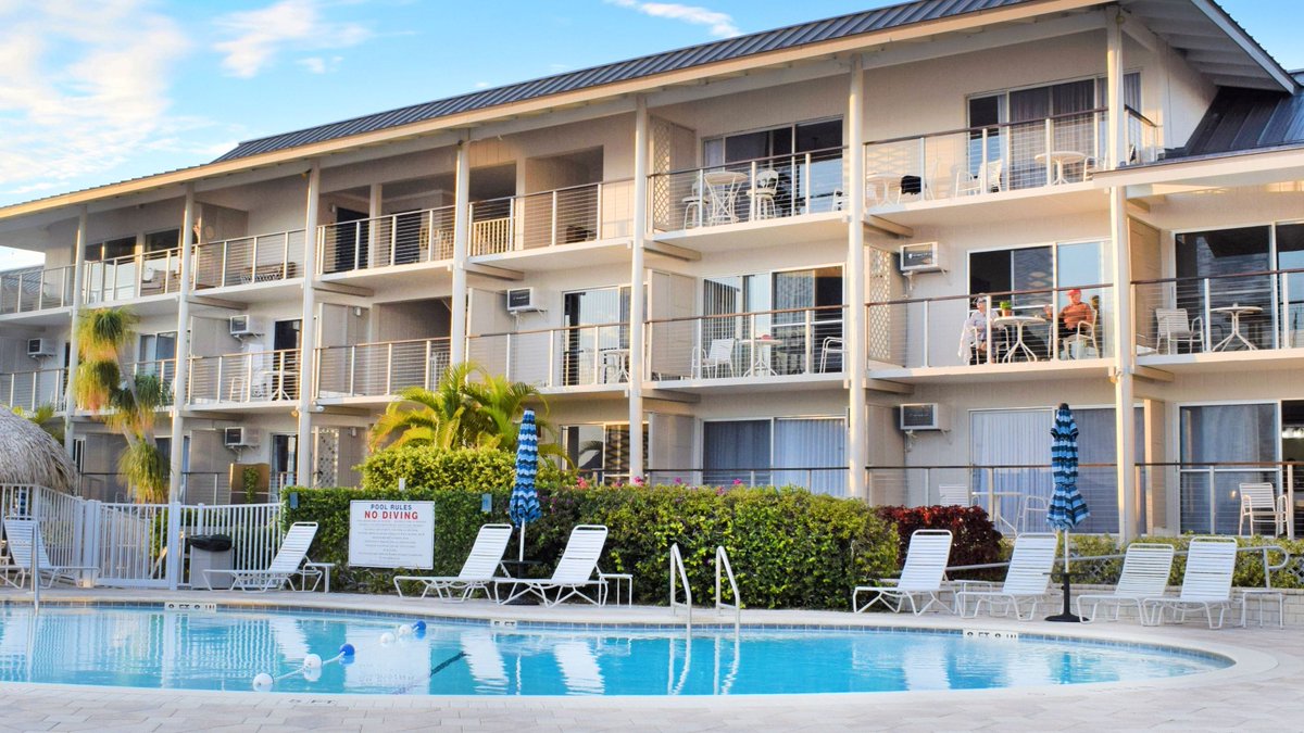 CoveInnNaples's tweet photo. From room to pool to lounge chair: that's the kind of commute we like. 😊 #timetorelax https://t.co/P9YZ3AxVw1