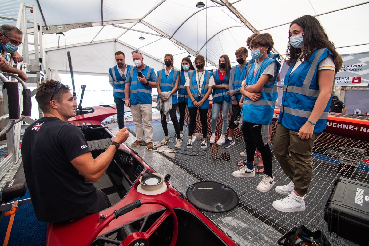 EmiratesGBRSGP's tweet photo. Awesome to host our adopt-a-club Del Club Nรกutico Elcano + #STEMCREW comp winners @BredonHAcademy dialling in for a session with Olympic champ @MattGotrel
Teachers, parents and students find out more via https://t.co/xqyMFw2sL1
#RaceForTheFuture #SailGP #PoweredByNature https://t.co/GmKcOxwTWG