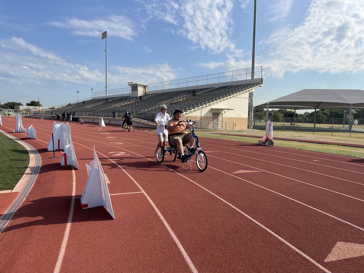 MinnerSarah's tweet photo. #GetActiveDay with my @BurlesonSchool students. Part of adulting is staying active, establishing healthy habits, making friends, and having fun. https://t.co/jsJ12VSUwL