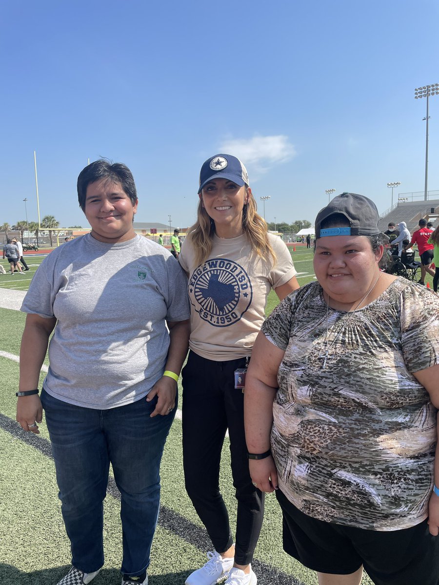 MinnerSarah's tweet photo. #GetActiveDay with my @BurlesonSchool students. Part of adulting is staying active, establishing healthy habits, making friends, and having fun. https://t.co/jsJ12VSUwL