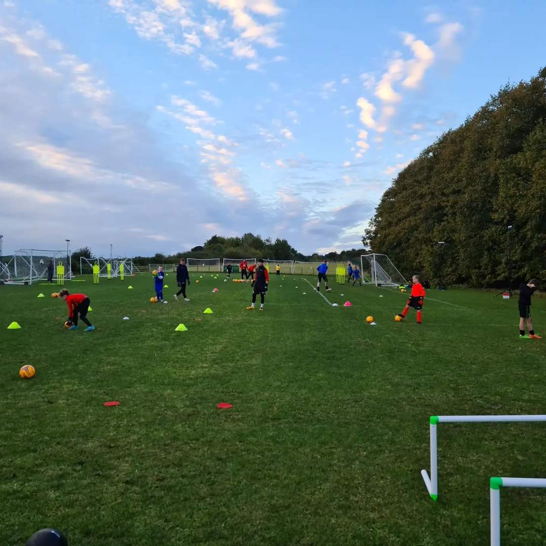 AC1GKcoaching's tweet photo. Another great night of Goalkeeping at AC1 Goalkeeping academy.

#AC1 #GKTraining #WorkingHard #GoaliesOnTop #AC1Goalkeeping https://t.co/cP26I3JNGZ