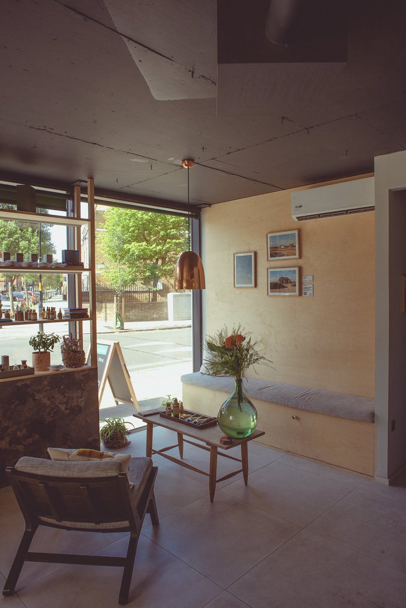 TheBarberyLDN's tweet photo. Our Webber Street barbers offers ample natural light, reading material by @TheSchoolOfLife and our client-authors, organic food &amp; drinks on tap and a friendly and engaging 'master of the house' 🤭🤭🤭#thebarbery #barbery https://t.co/H7fMo4vRuD