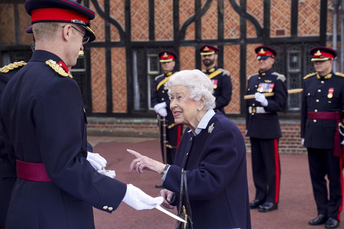 RoyalDickie's tweet photo. HM has returned to #WindsorCastle after her summer holiday at #Balmoral. Today
she met the
#RoyalRegimentofCanadianArtillery who celebrate the 150th anniversary of their foundation.
The Queen has been the #CaptainGeneral of the Regiment since 1953. https://t.co/zSvmqgvHVs