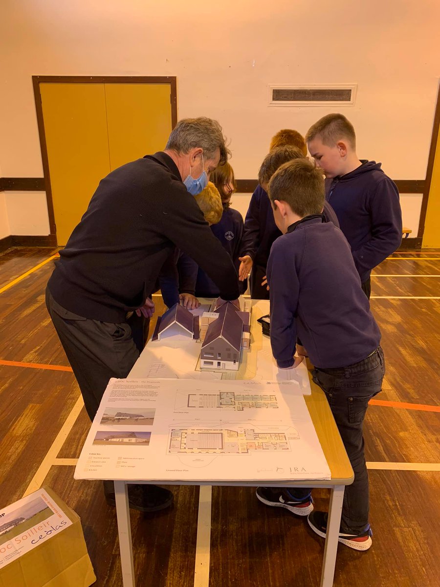 IochdarSchool's tweet photo. Thank you to @ceolas_uibhist  for inviting us to explore the new @CSoilleir building today! P4-7 were very interested to learn how the building has been designed and modified to be both environmentally friendly and suit the landscape.😃🏠 #cnocsoiller #ceolas #community #Gaidhlig https://t.co/lndHBqPwJ1