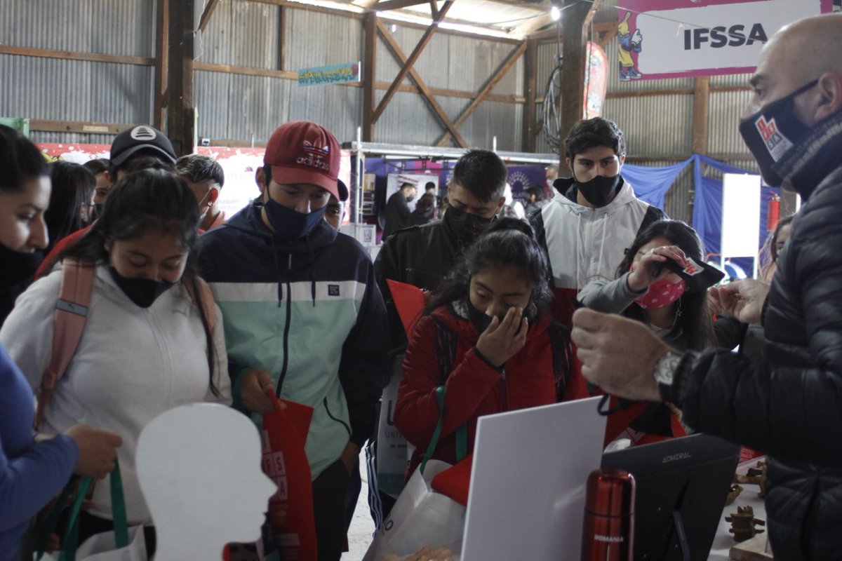ecydense's tweet photo. #ExpovocacionalZapala Estamos concluyendo el primero de dos días de un evento imprescindible para nuestros jóvenes. Estudiantes de toda la provincia reunidos para conocer la oferta educativa de Neuquén y la región. Una experiencia inolvidable! https://t.co/Ictez4FdWQ