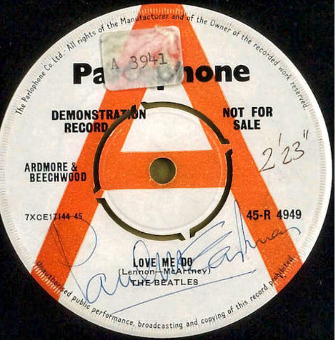 1/2 Mardi dans les infos de 18h sur RTL Julien Sellier a dit que le 1er 45-tours des Beatles 'Love me do' avait été diffusé pour la 1ère fois sur RadioLuxembourg anglais. J’ai appelé un ancien Station Manager de cette radio qui m’a envoyé une photo du disque signé par McCartney.