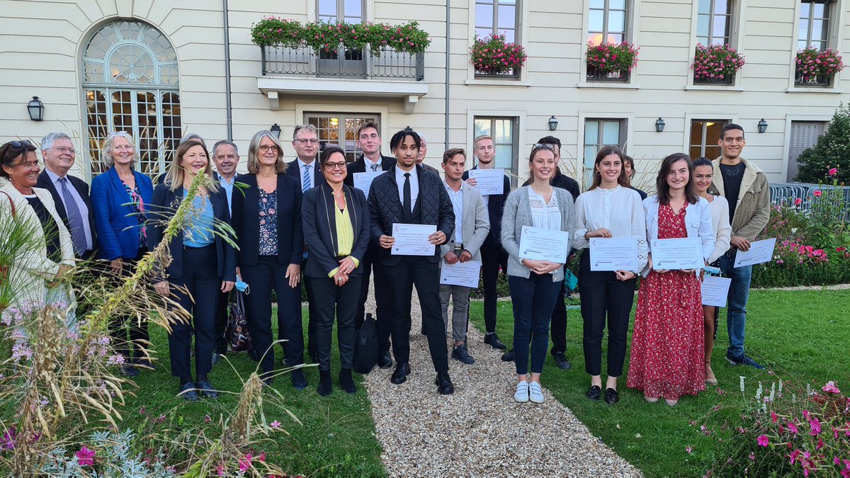 CCEF78's tweet photo. Remise du Prix de l’International Bravo aux 19 lauréats de 2020 et de 2021 pour leur détermination à l’international malgré les conditions sanitaires. Merci à la Mairie de Saint Germain et Mme Habert Dupuis. Merci à Nathalia Pouzyreff députée qui a pu renouer avec les CCEF78. https://t.co/xU4mlSPjQB