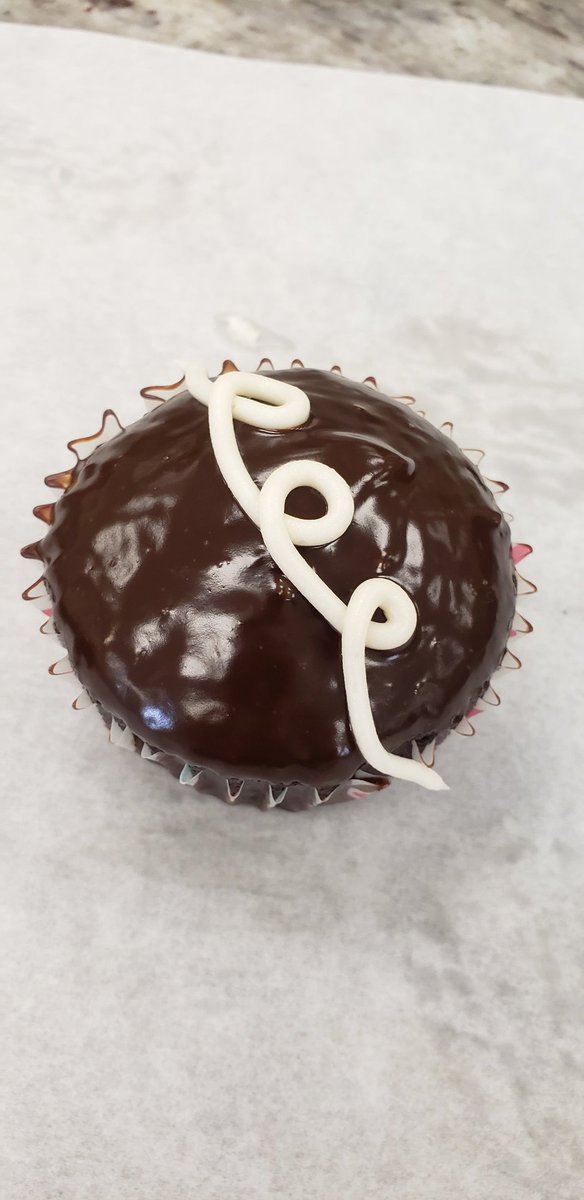 Bakingchefjay's tweet photo. Hostess Cupcake day, it's all about that filling! #ctcbakinglove #IAteIt #DontJudge https://t.co/Syp3ofz8E7