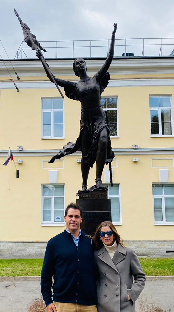 louisducdanjou's tweet photo. Notre séjour à Saint-Petersbourg se termine et nous avons pris le temps avec mon épouse la Princesse Marie-Marguerite de visiter la statue “Va, fille de Dieu, va” de Boris Lejeune, offerte par l’Association Universelle des Amis de Jeanne d’Arc à la ville de Saint-Petersbourg. https://t.co/PQ2iqNnR5h