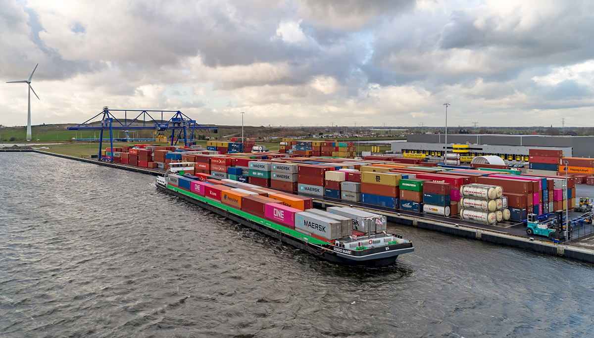transportonline's tweet photo. Samenwerking CTVrede en TMA Multimodal zorgt voor minder kilometers over de weg en meer transport over water op de Noord Nederland Corridor

lees meer: https://t.co/bKB22gH26b https://t.co/N4HbfMIJSI