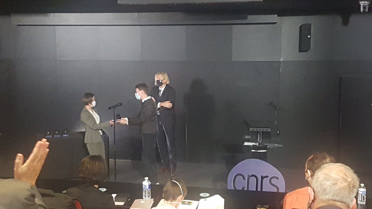 Malèke Mouelhi (@malekemouelhi) on Twitter photo C'est à l'instant que <a href="/CharlottRiviere/">RiviereCharlotte</a> vient de recevoir la médaille de bronze du <a href="/CNRS/">CNRS 🌍</a> 🥉!
Distinction que tu mérites grandement 🎉🎊.
C'est avec plaisir et honneur de réaliser ma thèse sous ton encadrement !! C'est à l'instant que <a href="/CharlottRiviere/">RiviereCharlotte</a> vient de recevoir la médaille de bronze du <a href="/CNRS/">CNRS 🌍</a> 🥉!
Distinction que tu mérites grandement 🎉🎊.
C'est avec plaisir et honneur de réaliser ma thèse sous ton encadrement !!