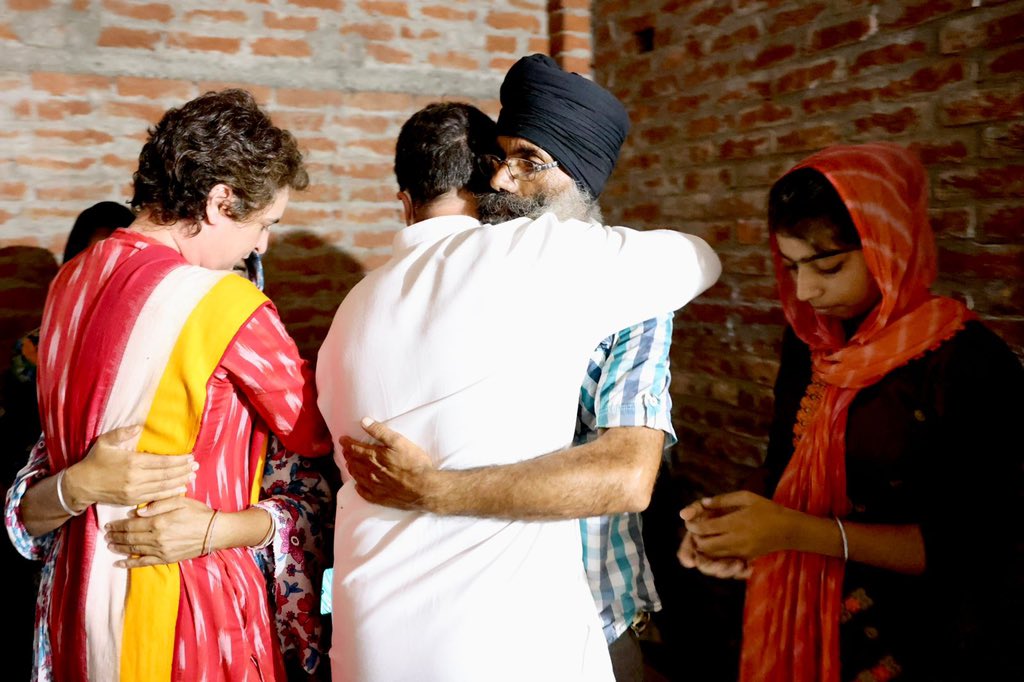 kkc_india's tweet photo. श्री @RahulGandhi जी और श्रीमती @priyankagandhi जी लखीमपुर खीरी किसान नरसंहार में शहीद किसानों के परिजनों के साथ। 
#IndiaDemandsJustice
#NyayHokarRahega https://t.co/dO3L5js7qk