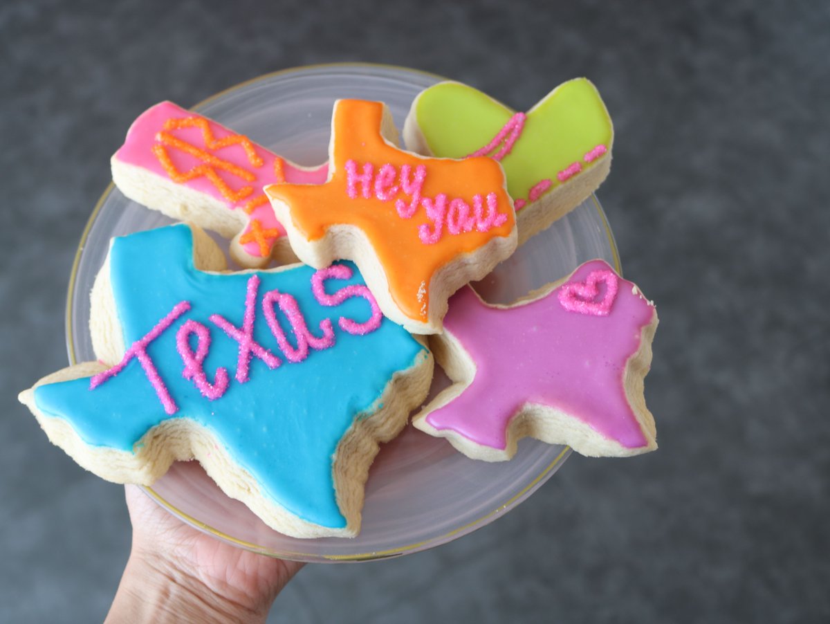 smprco's tweet photo. Add a dash of sweetness to your day by visiting our client, J.Raes Dallas! Visit them at the Pavilion on Lover's Lane to get your hands on their famous Texas themed inch-thick sugar cookies, a true #everythingsbiggerintexas moment. #client #dallaspr #texaspr https://t.co/DfaUSmaSo3