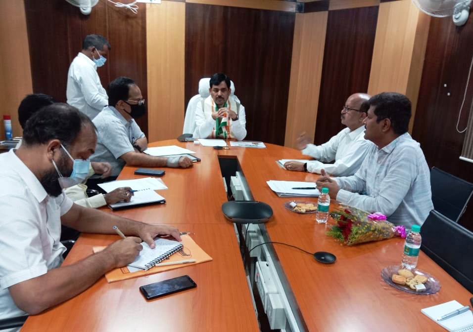 csbmot's tweet photo. A meeting with Shri Shahnawaz Hussain, Hon'ble Mini. of Industry, Govt. of Bihar held to discuss ericulture development programme in Bihar , particularly in Bhagalpur, Banka, Begusarai &amp; Nalanda district &amp; promotion of tasar culture in Bihar.#ministryoftextiles #PiyushGoyalOffc https://t.co/KjmxWEPMex